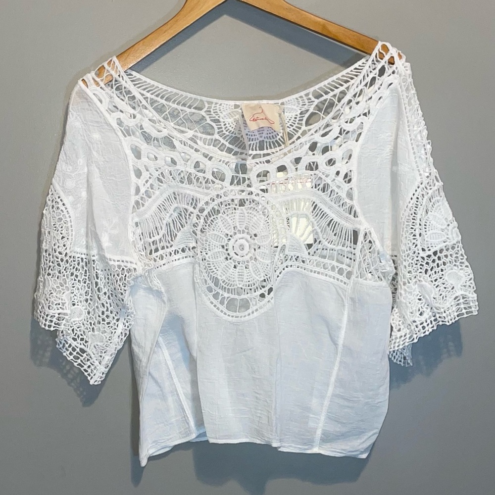 NWT Native rose Crochet Rose